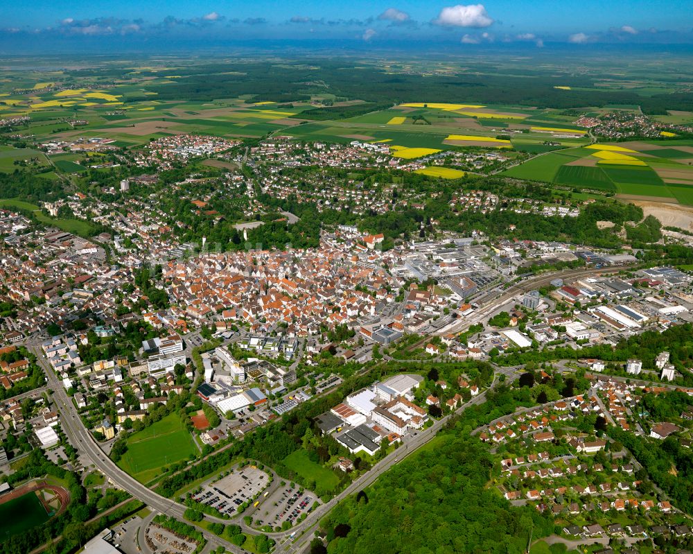 Biberach an der Riß von oben - Stadtgebiet inmitten der Landwirtschaft in Biberach an der Riß im Bundesland Baden-Württemberg, Deutschland