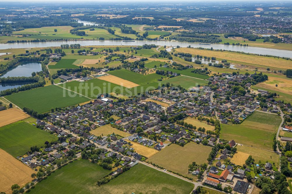 Luftaufnahme Bislich - Stadtgebiet inmitten der Landwirtschaft in Bislich im Bundesland Nordrhein-Westfalen, Deutschland