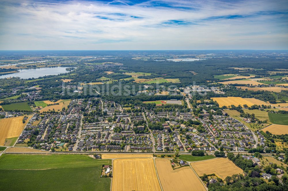 Blumenkamp von oben - Stadtgebiet inmitten der Landwirtschaft in Blumenkamp im Bundesland Nordrhein-Westfalen, Deutschland