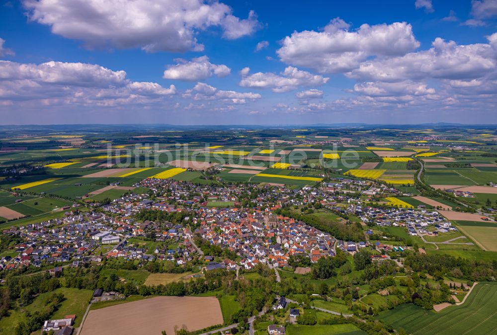 Luftaufnahme Borgentreich - Stadtgebiet inmitten der Landwirtschaft in Borgentreich im Bundesland Nordrhein-Westfalen, Deutschland
