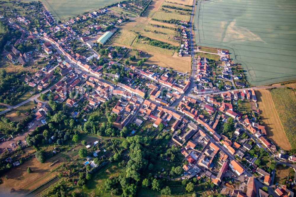 Brücken (Helme) von oben - Stadtgebiet inmitten der Landwirtschaft in Brücken (Helme) im Bundesland Sachsen-Anhalt, Deutschland