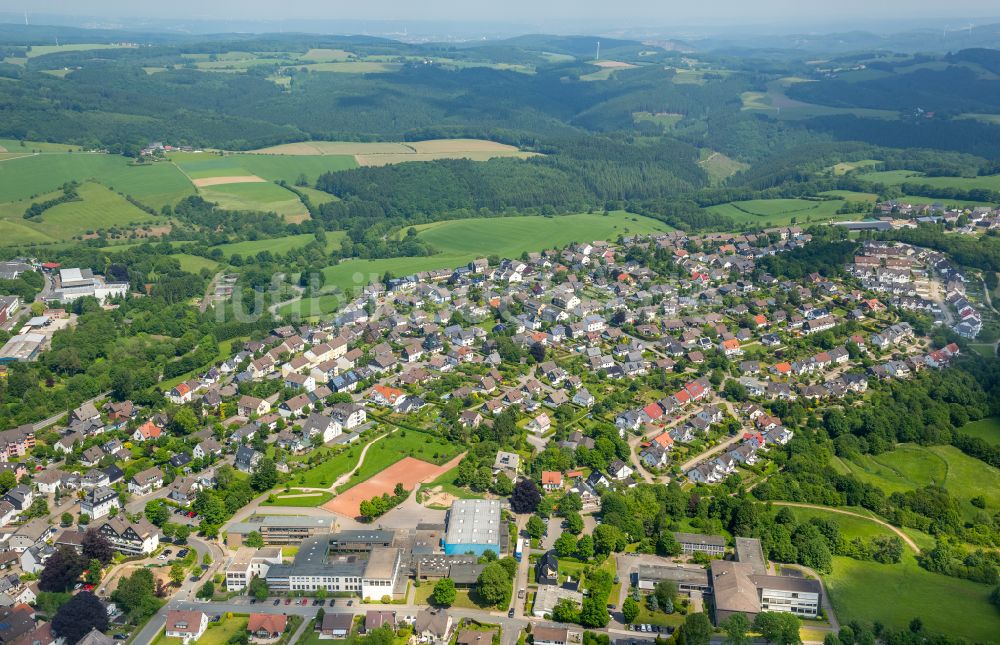 Breckerfeld von oben - Stadtgebiet inmitten der Landwirtschaft in Breckerfeld im Bundesland Nordrhein-Westfalen, Deutschland