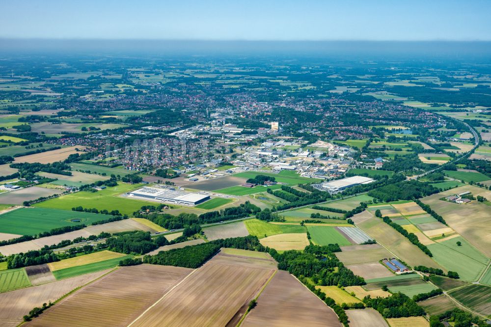 Luftbild Cloppenburg - Stadtgebiet inmitten der Landwirtschaft in Cloppenburg im Bundesland Niedersachsen, Deutschland