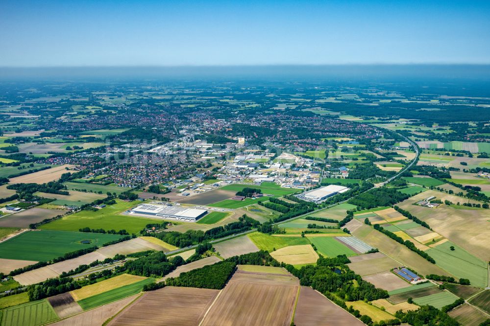 Luftaufnahme Cloppenburg - Stadtgebiet inmitten der Landwirtschaft in Cloppenburg im Bundesland Niedersachsen, Deutschland