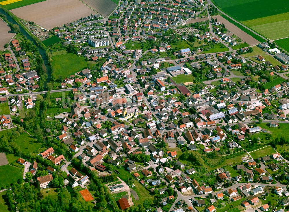 Dellmensingen von oben - Stadtgebiet inmitten der Landwirtschaft in Dellmensingen im Bundesland Baden-Württemberg, Deutschland