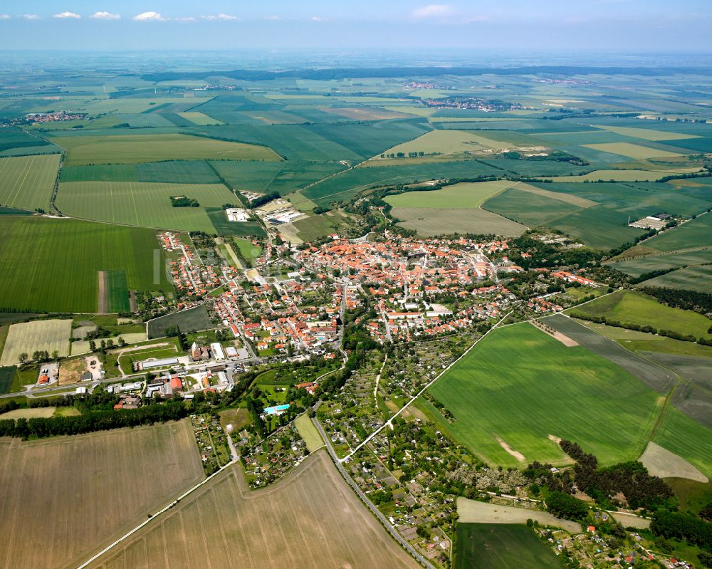 Luftaufnahme Derenburg - Stadtgebiet inmitten der Landwirtschaft in Derenburg im Bundesland Sachsen-Anhalt, Deutschland