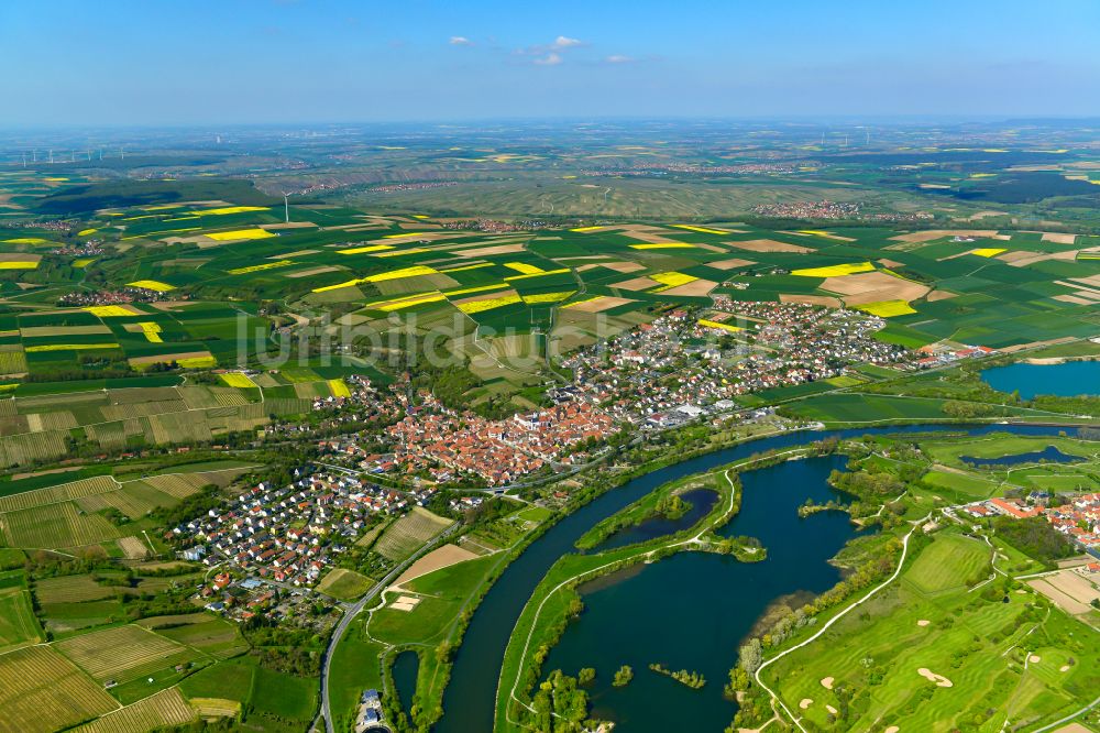 Dettelbach von oben - Stadtgebiet inmitten der Landwirtschaft in Dettelbach im Bundesland Bayern, Deutschland