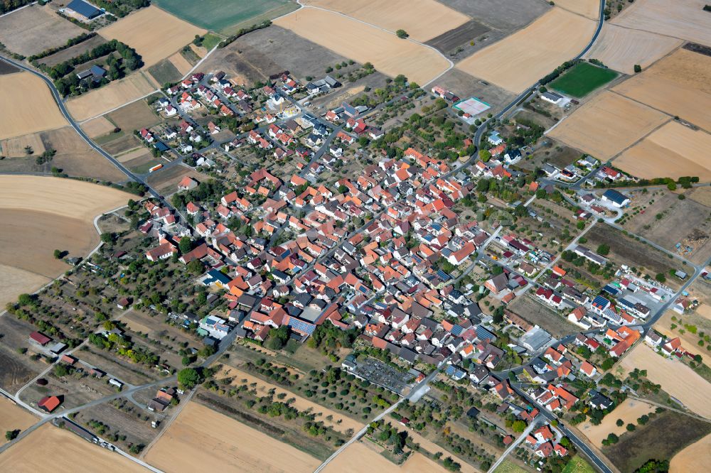 Duttenbrunn von oben - Stadtgebiet inmitten der Landwirtschaft in Duttenbrunn im Bundesland Bayern, Deutschland