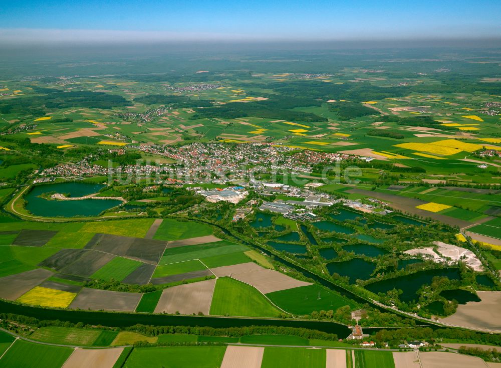 Luftaufnahme Erbach - Stadtgebiet inmitten der Landwirtschaft in Erbach im Bundesland Baden-Württemberg, Deutschland