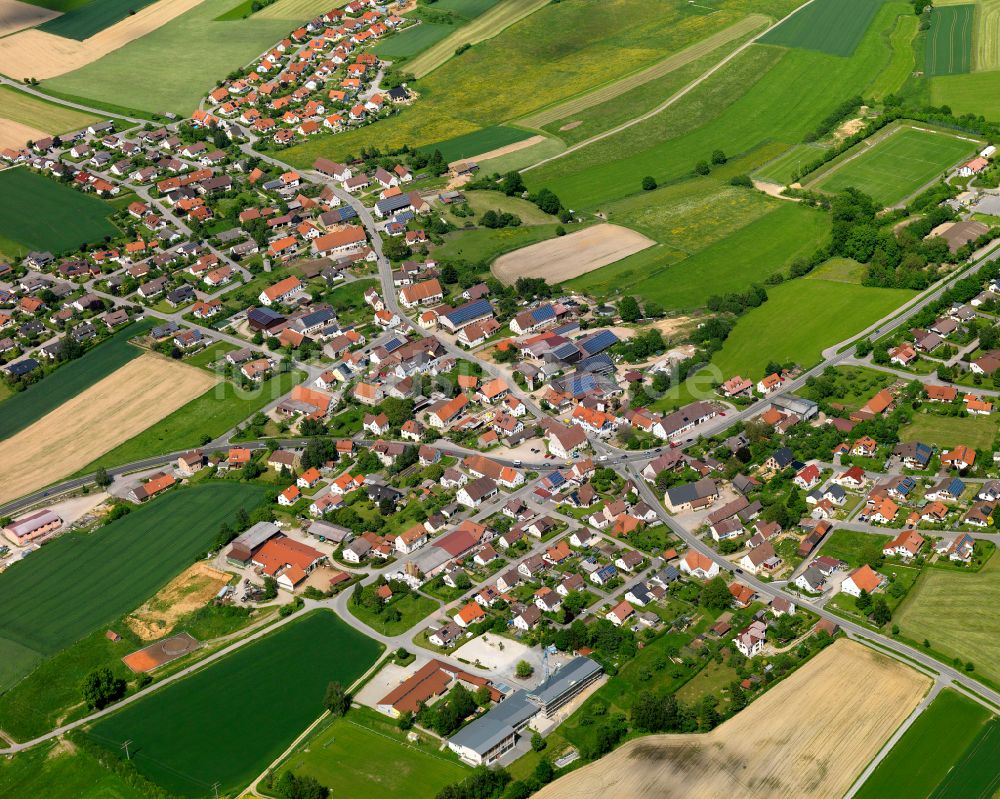 Erlenmoos aus der Vogelperspektive: Stadtgebiet inmitten der Landwirtschaft in Erlenmoos im Bundesland Baden-Württemberg, Deutschland