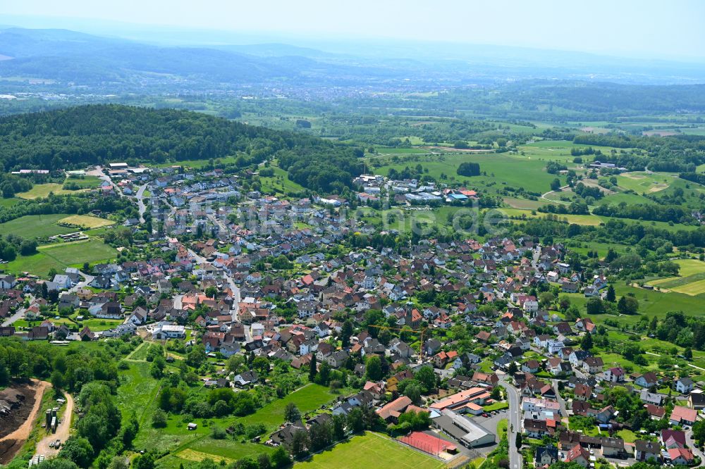 Luftaufnahme Feldkahl - Stadtgebiet inmitten der Landwirtschaft in Feldkahl im Bundesland Bayern, Deutschland