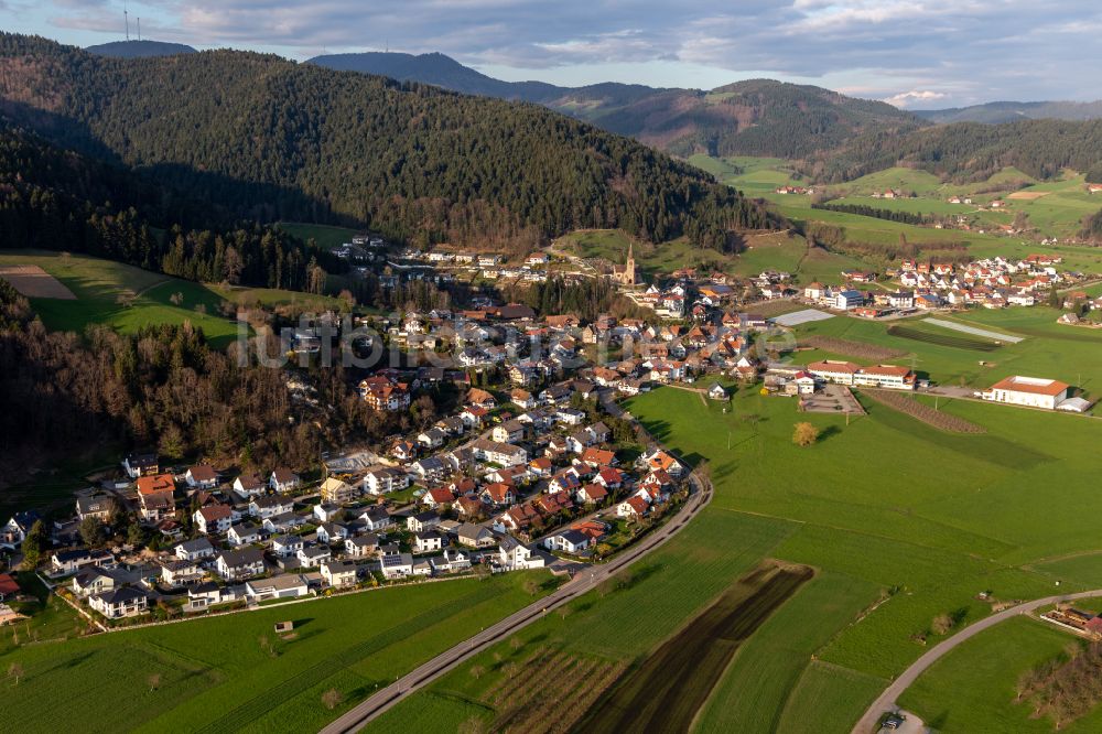 Luftaufnahme Fischerbach - Stadtgebiet inmitten der Landwirtschaft in Fischerbach im Bundesland Baden-Württemberg, Deutschland