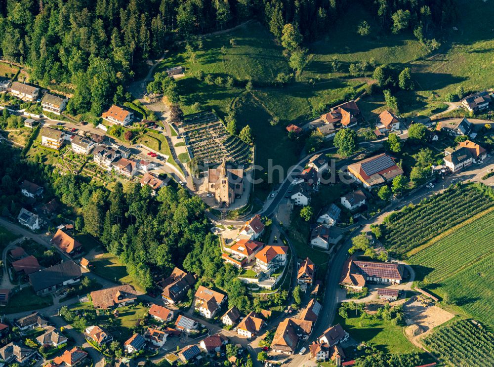 Fischerbach von oben - Stadtgebiet inmitten der Landwirtschaft in Fischerbach im Bundesland Baden-Württemberg, Deutschland