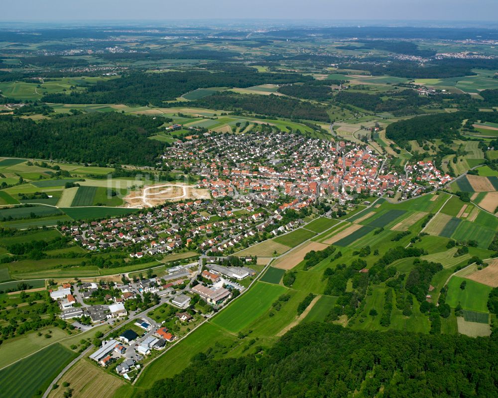 Gechingen von oben - Stadtgebiet inmitten der Landwirtschaft in Gechingen im Bundesland Baden-Württemberg, Deutschland