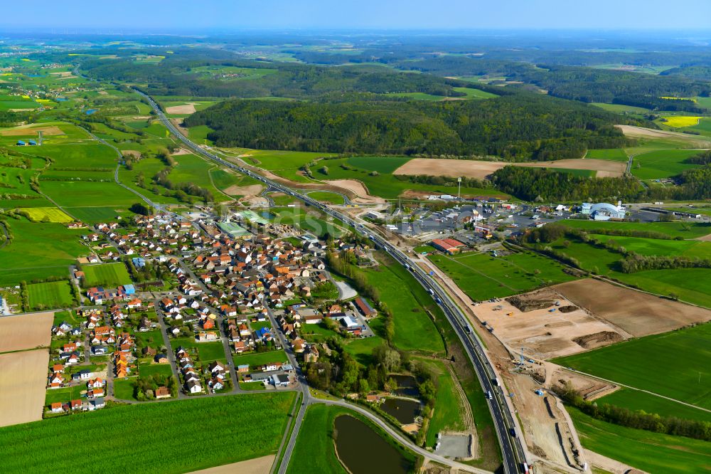 Geiselwind aus der Vogelperspektive: Stadtgebiet inmitten der Landwirtschaft in Geiselwind im Bundesland Bayern, Deutschland