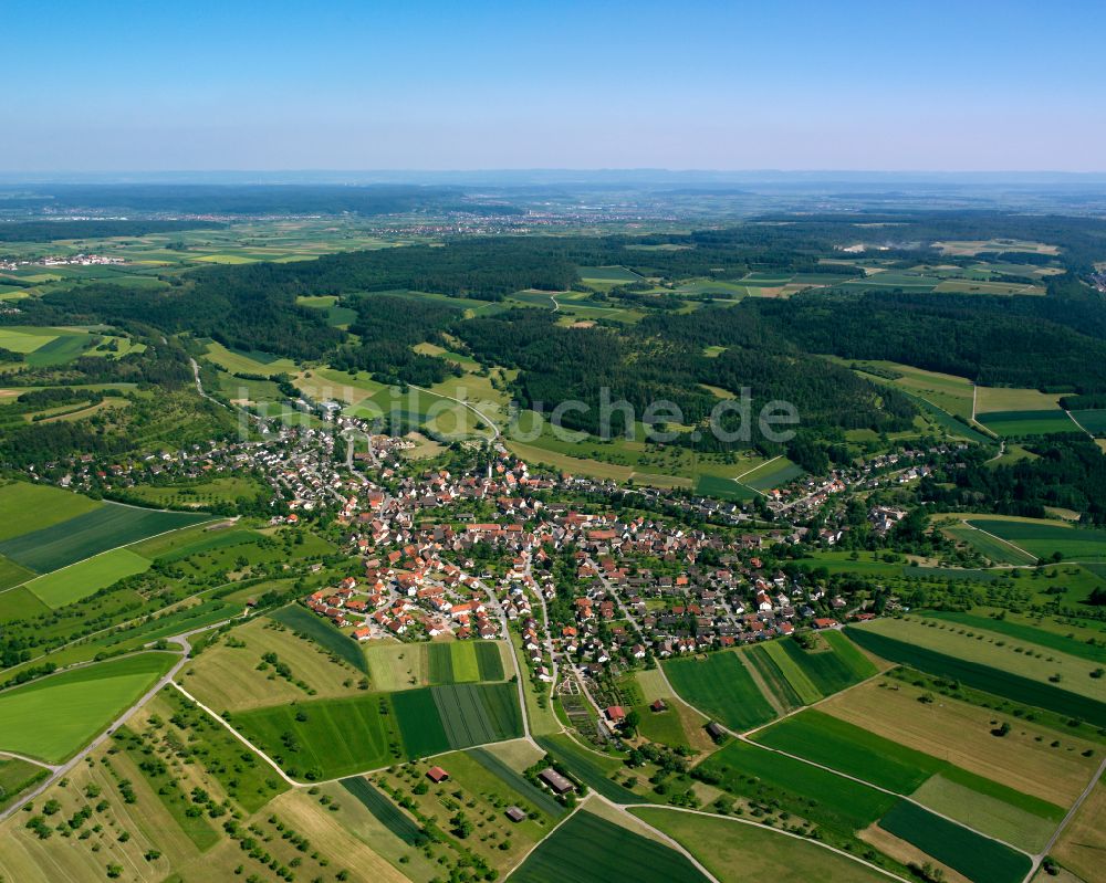 Gültlingen von oben - Stadtgebiet inmitten der Landwirtschaft in Gültlingen im Bundesland Baden-Württemberg, Deutschland