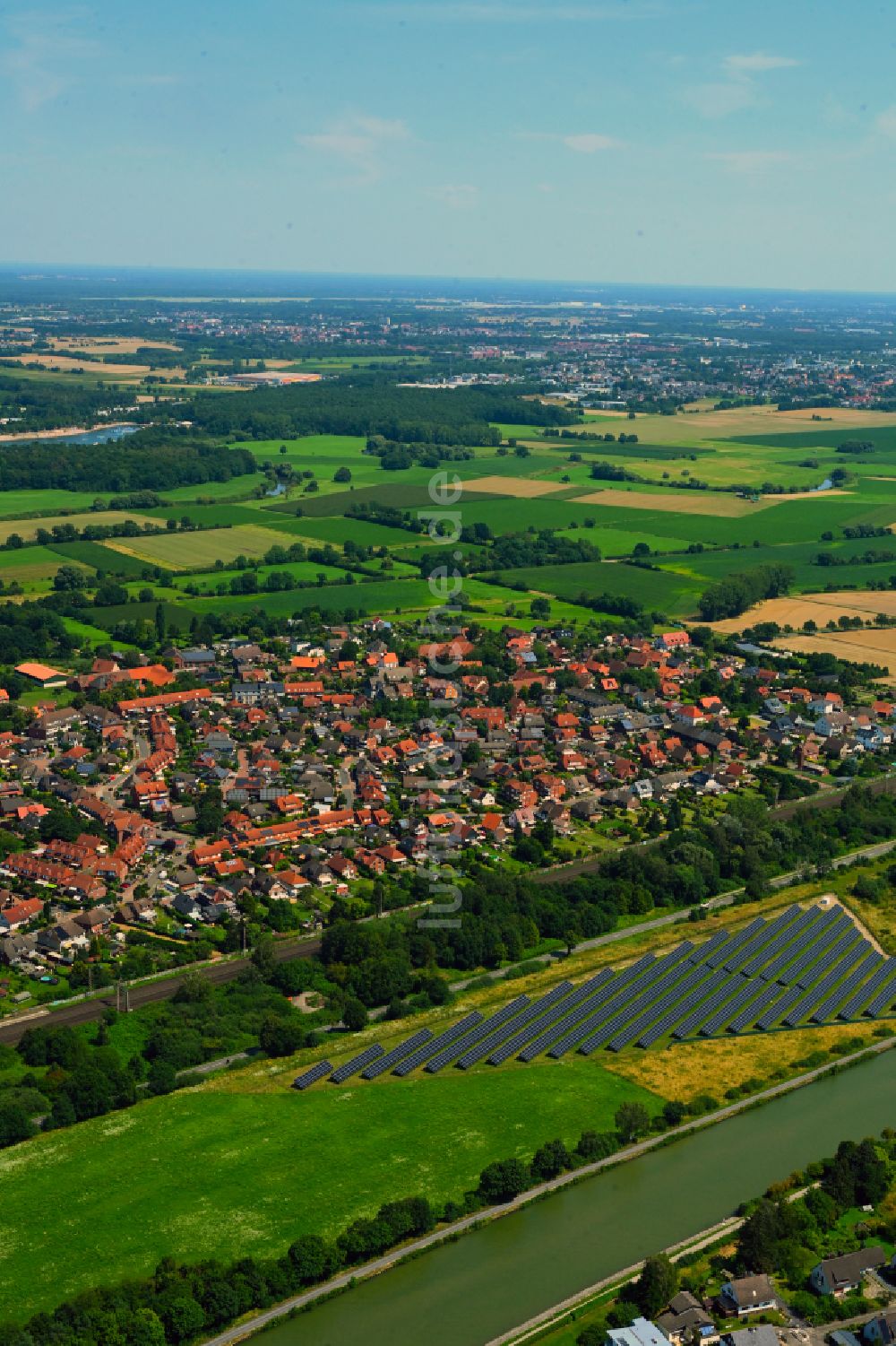 Luftaufnahme Gümmer - Stadtgebiet inmitten der Landwirtschaft in Gümmer im Bundesland Niedersachsen, Deutschland