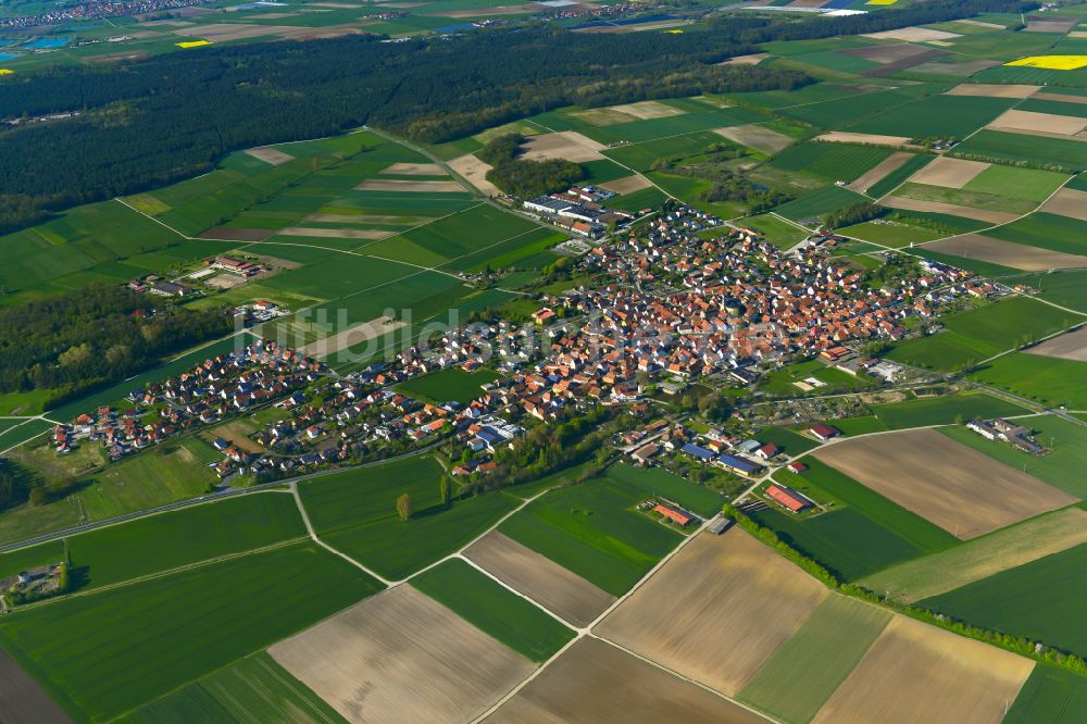 Luftaufnahme Großlangheim - Stadtgebiet inmitten der Landwirtschaft in Großlangheim im Bundesland Bayern, Deutschland