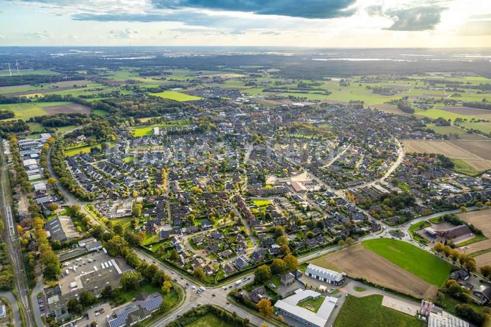 Luftaufnahme Hamminkeln - Stadtgebiet inmitten der Landwirtschaft in Hamminkeln im Bundesland Nordrhein-Westfalen, Deutschland