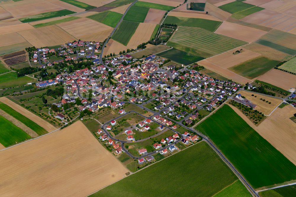 Hausen von oben - Stadtgebiet inmitten der Landwirtschaft in Hausen im Bundesland Bayern, Deutschland