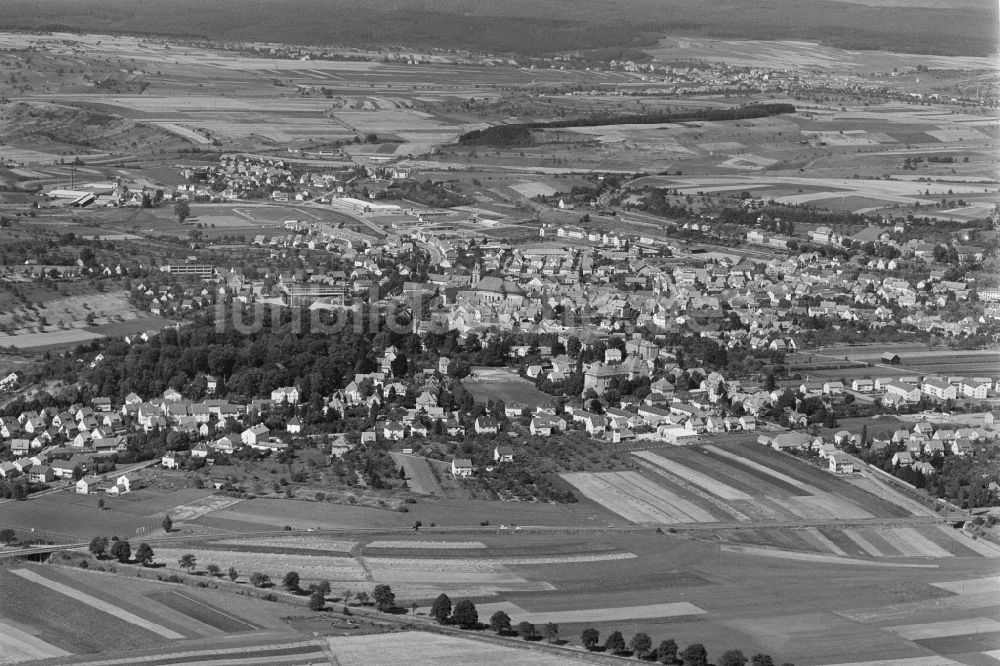 Luftaufnahme Hechingen - Stadtgebiet inmitten der Landwirtschaft in Hechingen im Bundesland Baden-Württemberg, Deutschland