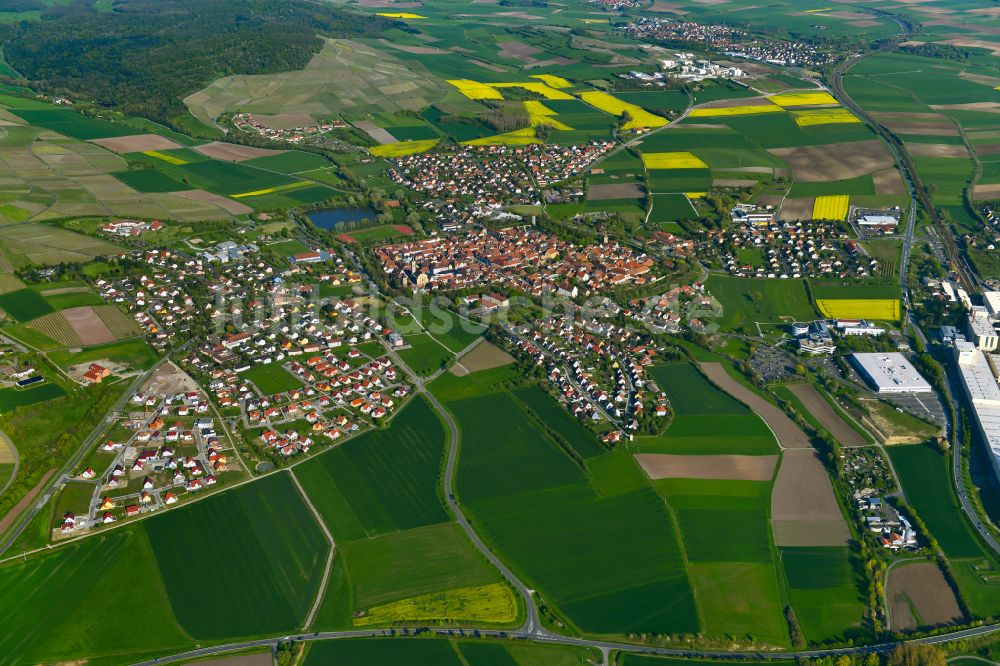 Luftaufnahme Hellmitzheim - Stadtgebiet inmitten der Landwirtschaft in Hellmitzheim im Bundesland Bayern, Deutschland