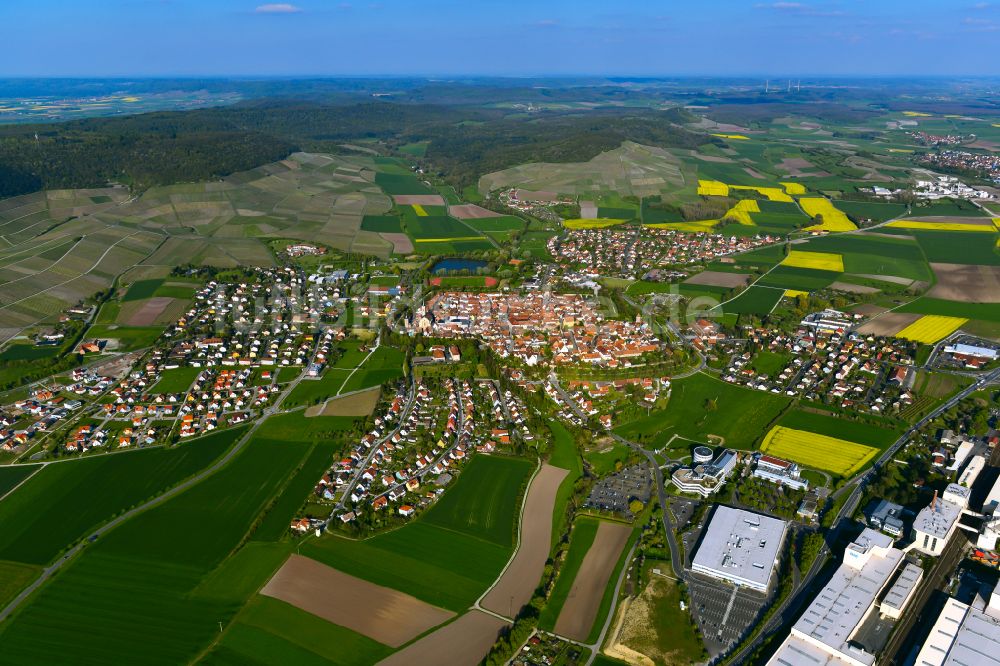 Luftaufnahme Hellmitzheim - Stadtgebiet inmitten der Landwirtschaft in Hellmitzheim im Bundesland Bayern, Deutschland