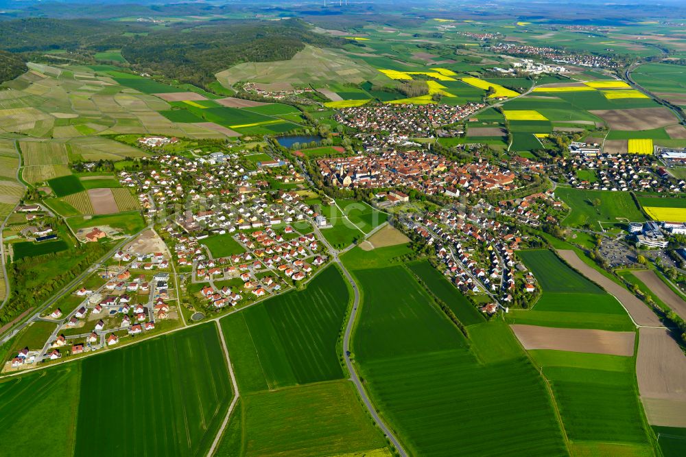 Hellmitzheim von oben - Stadtgebiet inmitten der Landwirtschaft in Hellmitzheim im Bundesland Bayern, Deutschland