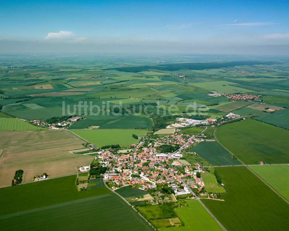 Heudeber aus der Vogelperspektive: Stadtgebiet inmitten der Landwirtschaft in Heudeber im Bundesland Sachsen-Anhalt, Deutschland