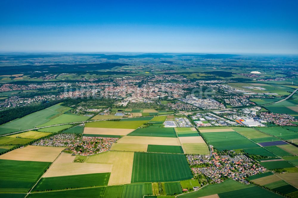 Hildesheim aus der Vogelperspektive: Stadtgebiet inmitten der Landwirtschaft in Hildesheim im Bundesland Niedersachsen, Deutschland