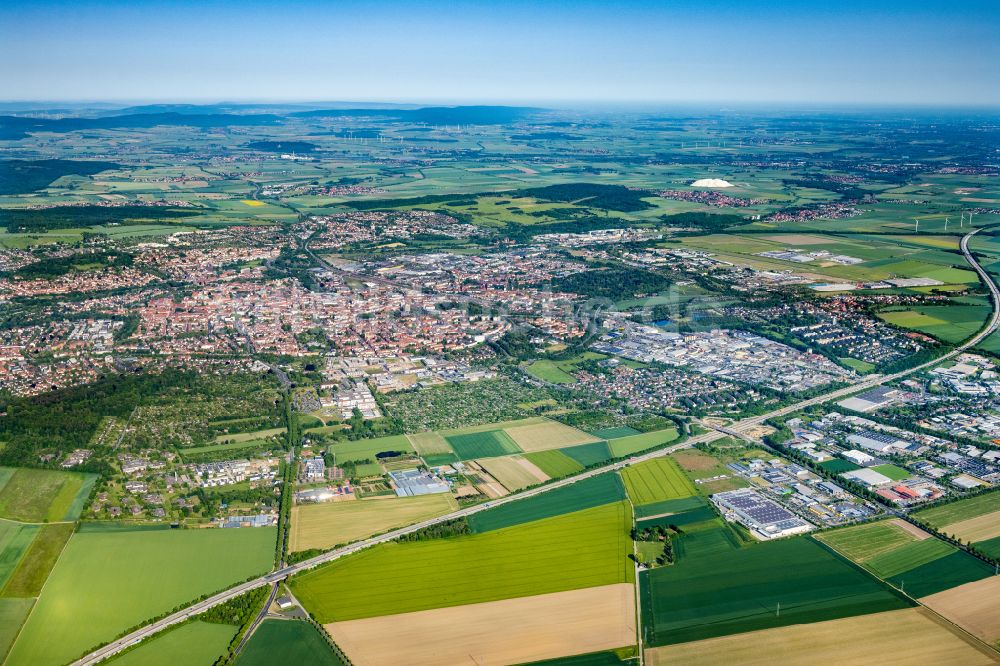 Luftaufnahme Hildesheim - Stadtgebiet inmitten der Landwirtschaft in Hildesheim im Bundesland Niedersachsen, Deutschland