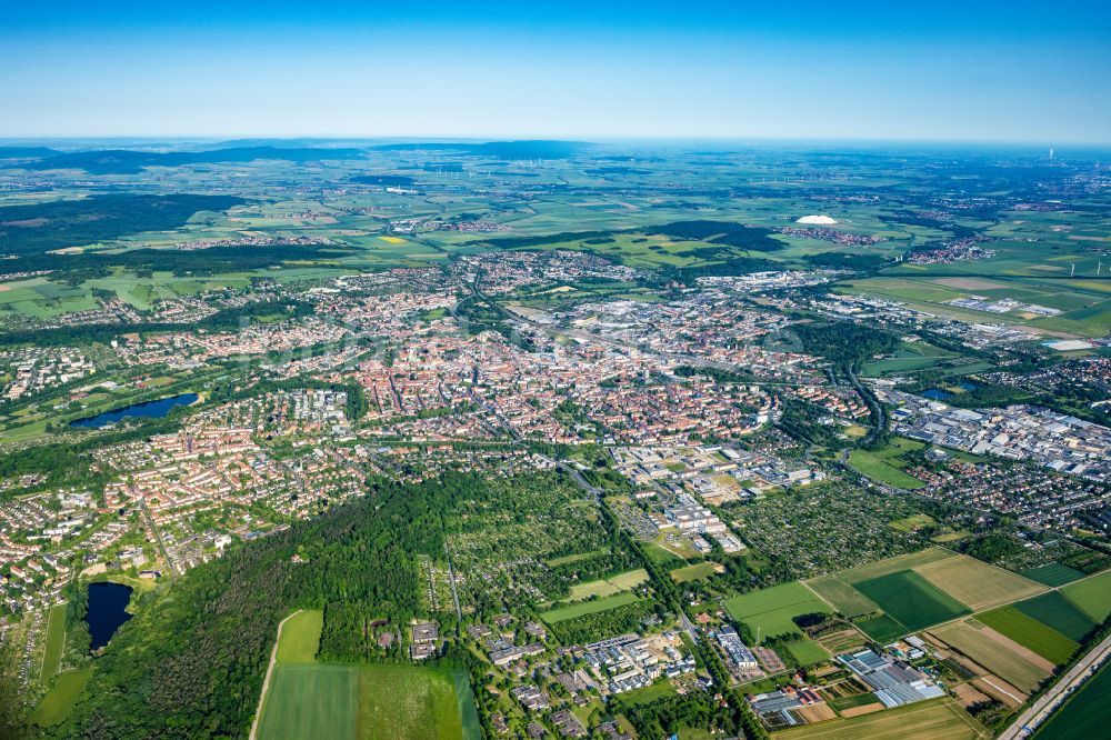 Hildesheim von oben - Stadtgebiet inmitten der Landwirtschaft in Hildesheim im Bundesland Niedersachsen, Deutschland