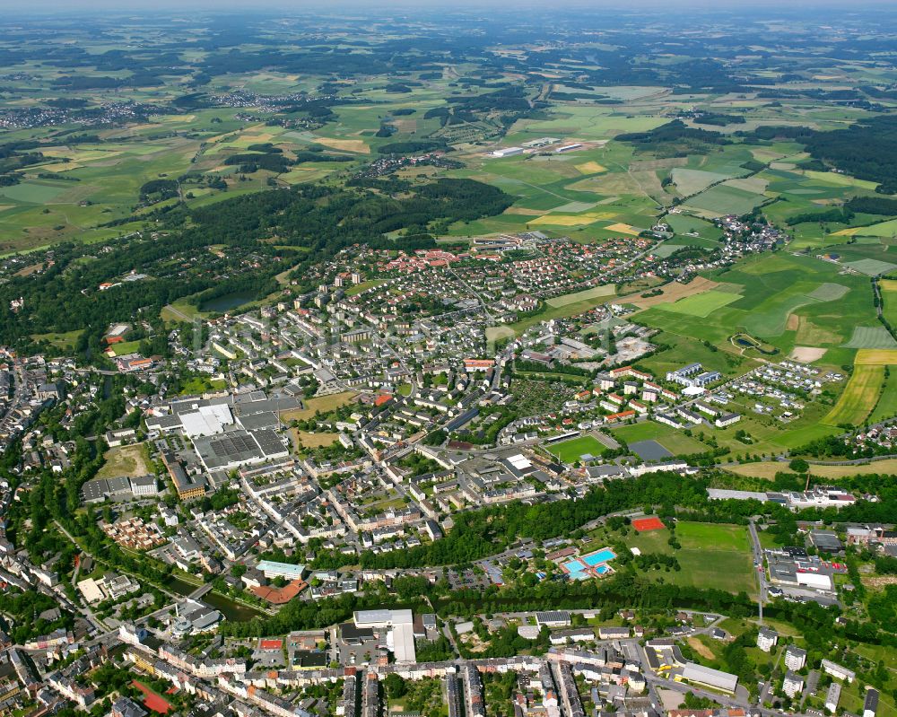 Hof von oben - Stadtgebiet inmitten der Landwirtschaft in Hof im Bundesland Bayern, Deutschland