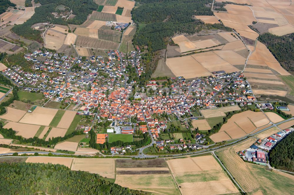 Karbach aus der Vogelperspektive: Stadtgebiet inmitten der Landwirtschaft in Karbach im Bundesland Bayern, Deutschland