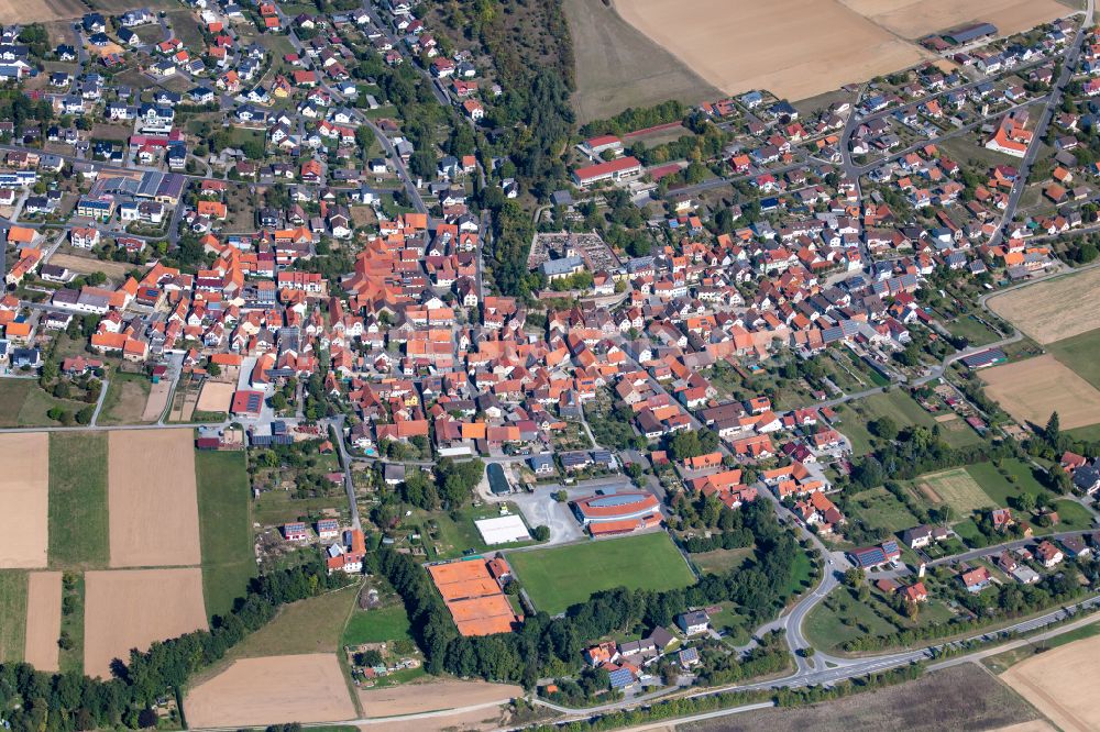 Luftaufnahme Karbach - Stadtgebiet inmitten der Landwirtschaft in Karbach im Bundesland Bayern, Deutschland