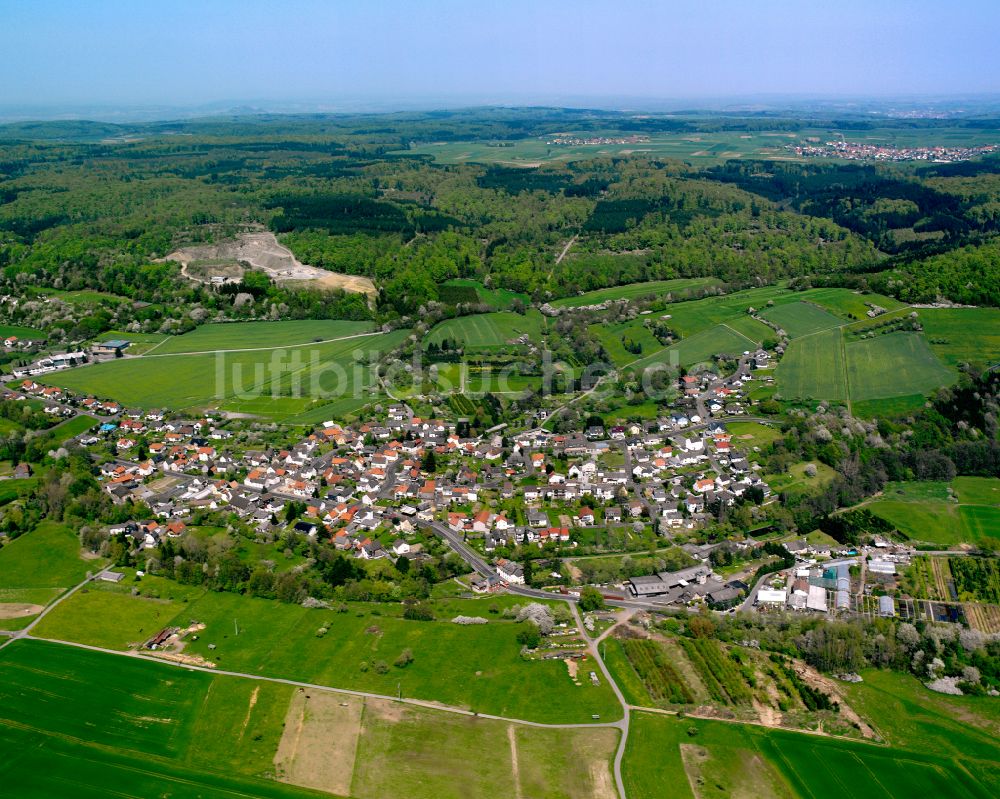 Luftaufnahme Kesselbach - Stadtgebiet inmitten der Landwirtschaft in Kesselbach im Bundesland Hessen, Deutschland