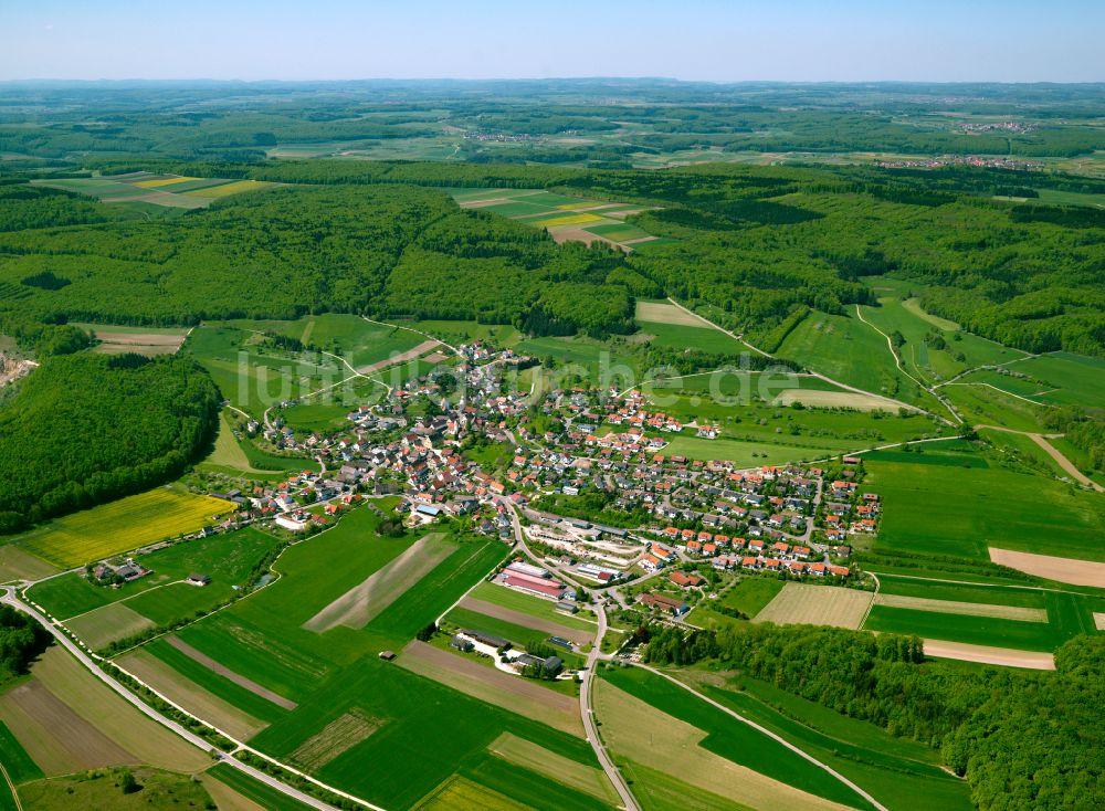 Kirchen von oben - Stadtgebiet inmitten der Landwirtschaft in Kirchen im Bundesland Baden-Württemberg, Deutschland