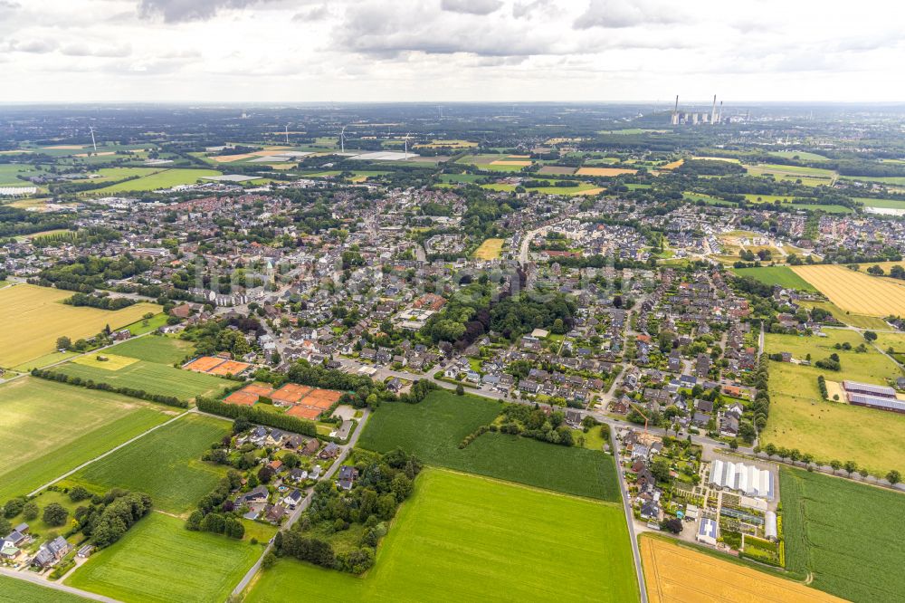 Luftaufnahme Kirchhellen - Stadtgebiet inmitten der Landwirtschaft in Kirchhellen im Bundesland Nordrhein-Westfalen, Deutschland