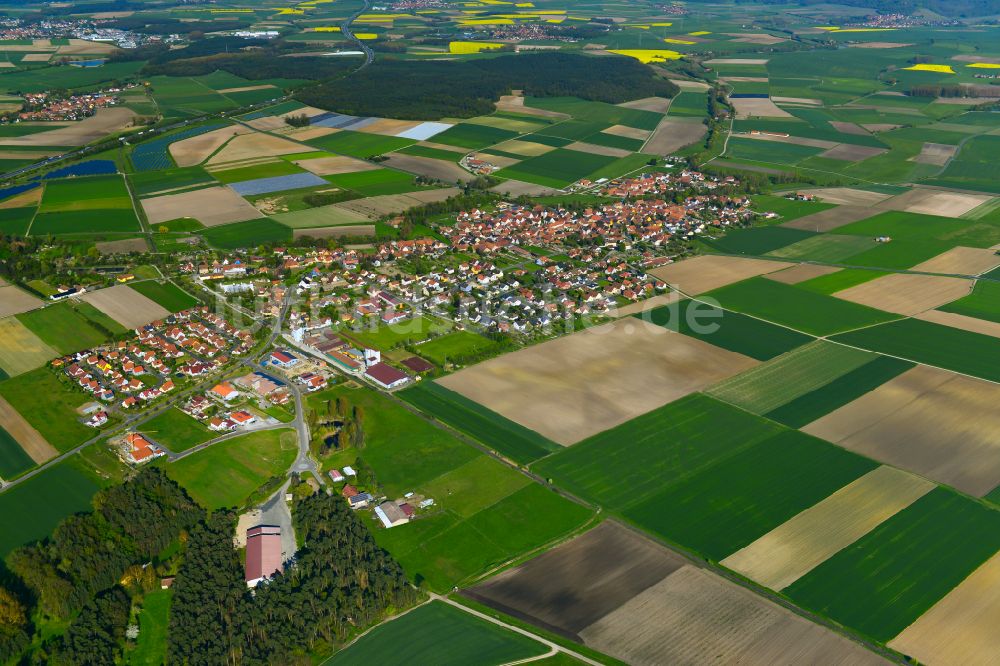 Kleinlangheim aus der Vogelperspektive: Stadtgebiet inmitten der Landwirtschaft in Kleinlangheim im Bundesland Bayern, Deutschland