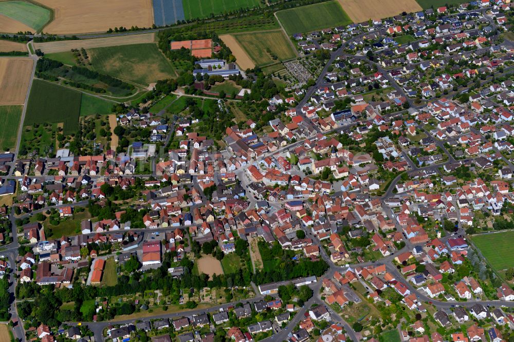 Luftaufnahme Kürnach - Stadtgebiet inmitten der Landwirtschaft in Kürnach im Bundesland Bayern, Deutschland