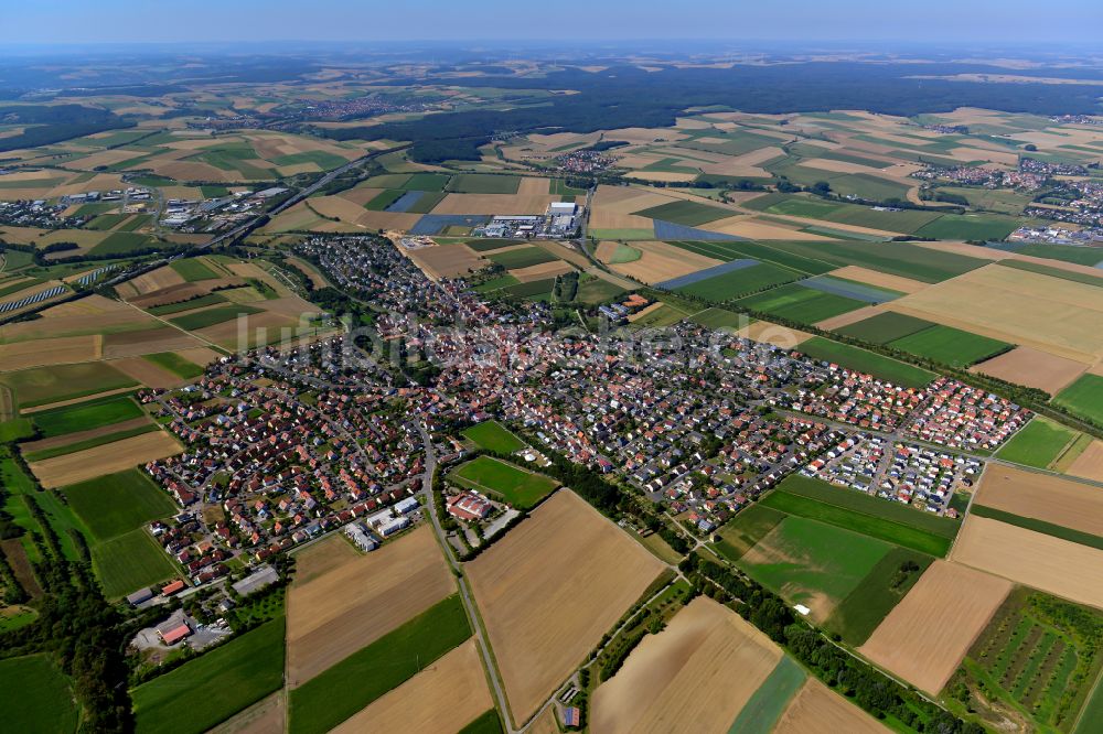 Kürnach von oben - Stadtgebiet inmitten der Landwirtschaft in Kürnach im Bundesland Bayern, Deutschland