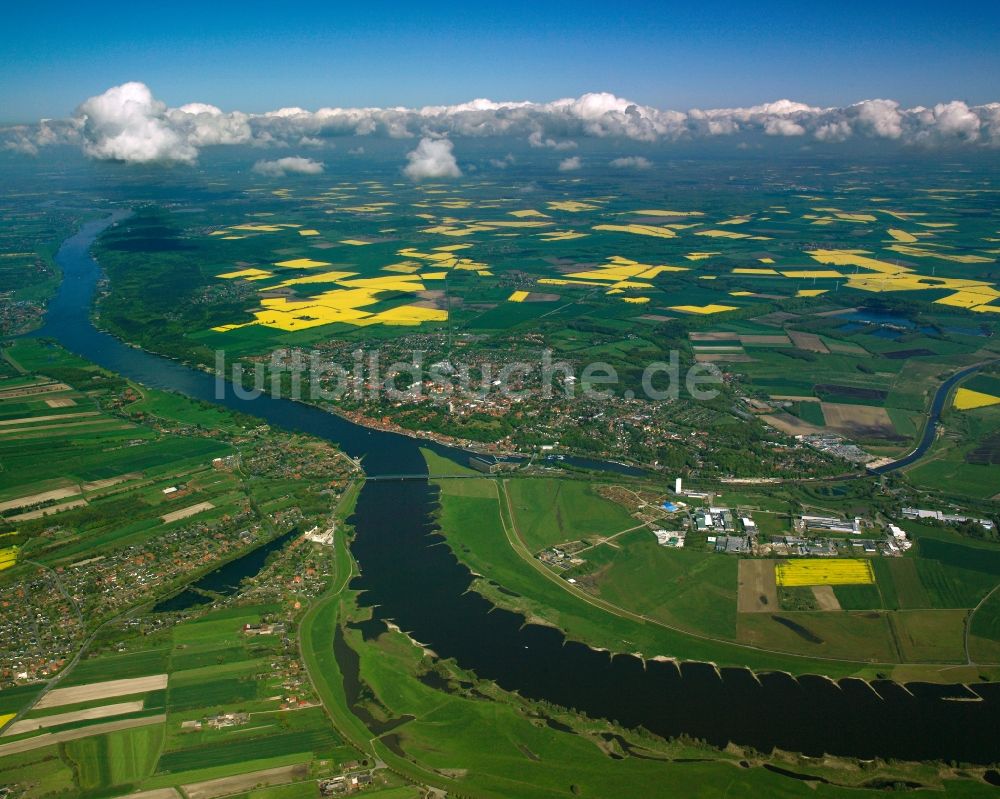 Lauenburg/Elbe aus der Vogelperspektive: Stadtgebiet inmitten der Landwirtschaft in Lauenburg/Elbe im Bundesland Schleswig-Holstein, Deutschland