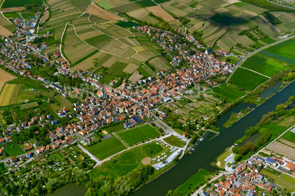 Luftaufnahme Mainstockheim - Stadtgebiet inmitten der Landwirtschaft in Mainstockheim im Bundesland Bayern, Deutschland