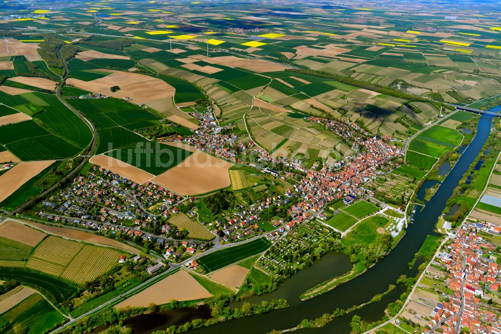 Mainstockheim von oben - Stadtgebiet inmitten der Landwirtschaft in Mainstockheim im Bundesland Bayern, Deutschland