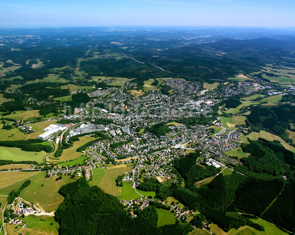 Meinerzhagen aus der Vogelperspektive: Stadtgebiet inmitten der Landwirtschaft in Meinerzhagen im Bundesland Nordrhein-Westfalen, Deutschland