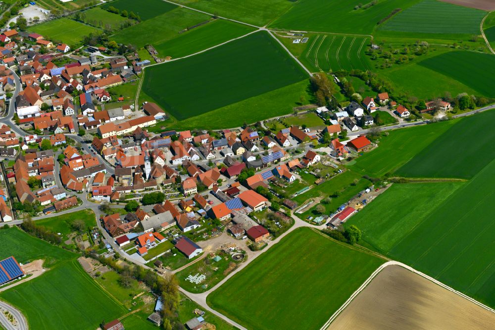 Nenzenheim aus der Vogelperspektive: Stadtgebiet inmitten der Landwirtschaft in Nenzenheim im Bundesland Bayern, Deutschland