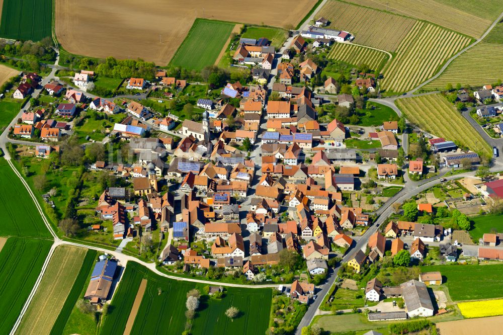 Neuses a.Berg aus der Vogelperspektive: Stadtgebiet inmitten der Landwirtschaft in Neuses a.Berg im Bundesland Bayern, Deutschland