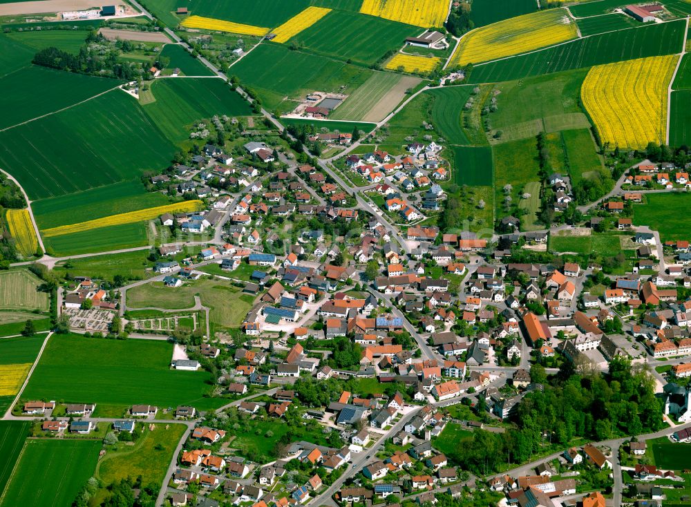 Luftaufnahme Oberdischingen - Stadtgebiet inmitten der Landwirtschaft in Oberdischingen im Bundesland Baden-Württemberg, Deutschland