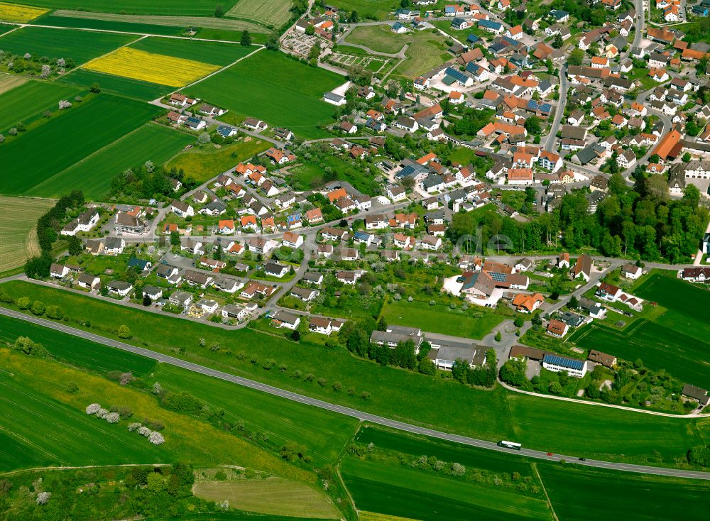 Luftaufnahme Oberdischingen - Stadtgebiet inmitten der Landwirtschaft in Oberdischingen im Bundesland Baden-Württemberg, Deutschland