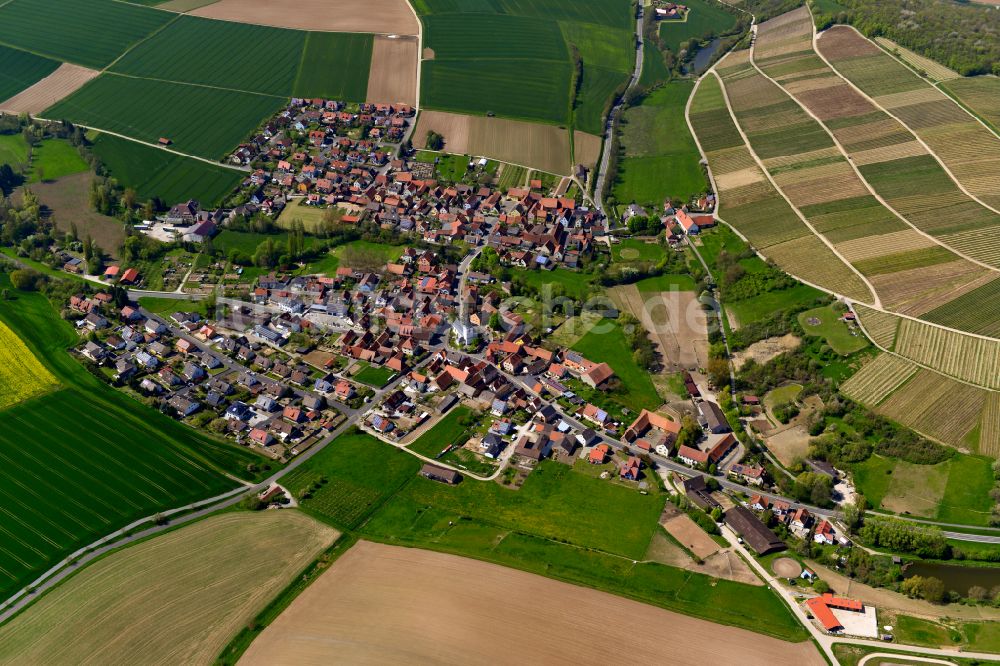 Obervolkach aus der Vogelperspektive: Stadtgebiet inmitten der Landwirtschaft in Obervolkach im Bundesland Bayern, Deutschland